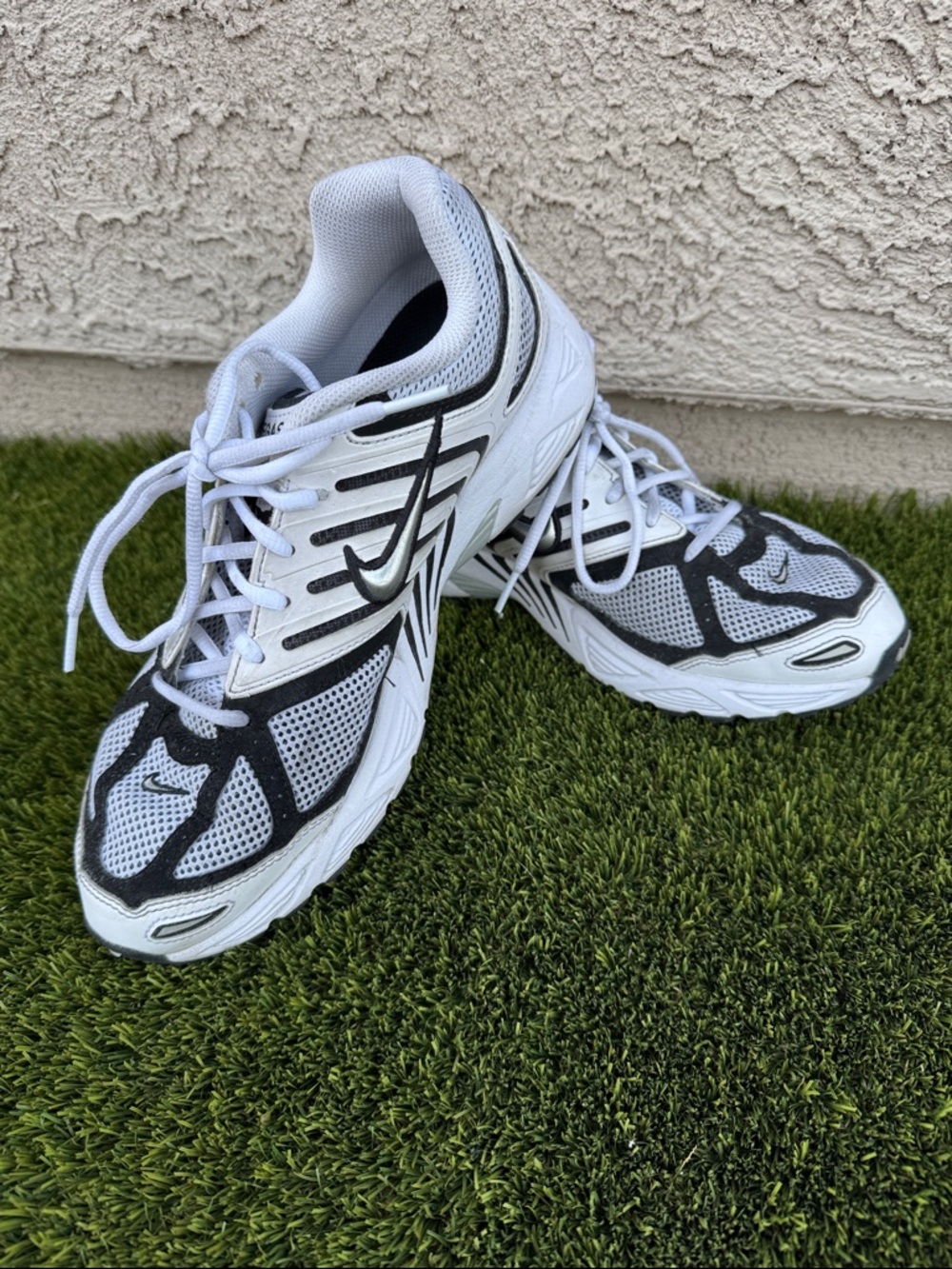 Nike men’s White and Black Athletic Running Shoes air Pegasus